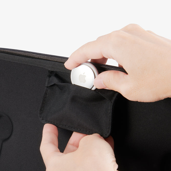 AGP09756 - Playstation portal klasden pouch showing the airtag going into slot