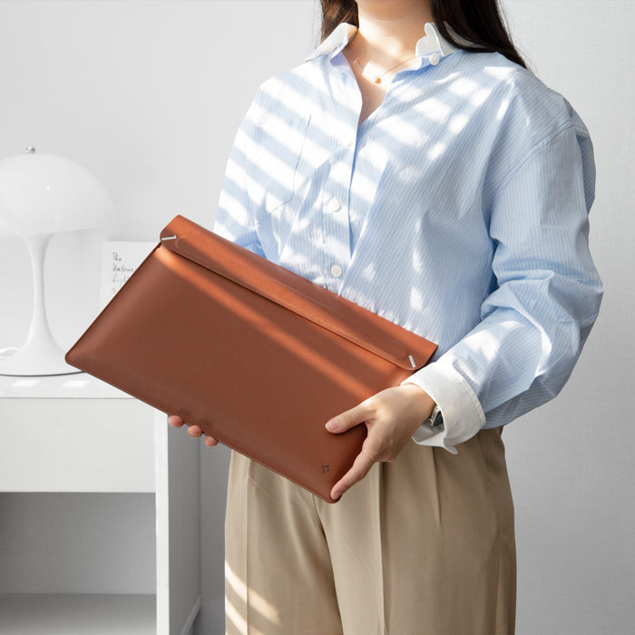 AFA06416 - Spigen Valentinus MacBook Sleeve held by person